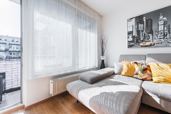 Obývací pokoj - Pronájem bytu 3+kk v osobním vlastnictví 75 m², Praha 9 - Čakovice