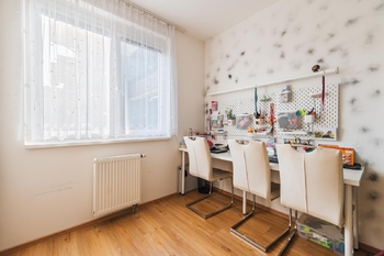 Dětský pokoj - pracovní stůl - Pronájem bytu 3+kk v osobním vlastnictví 75 m², Praha 9 - Čakovice