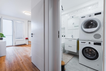 Koupelna  - Pronájem bytu 3+kk v osobním vlastnictví 75 m², Praha 9 - Čakovice