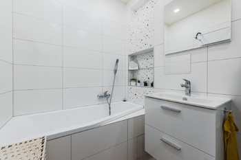 Koupelna  - Pronájem bytu 3+kk v osobním vlastnictví 75 m², Praha 9 - Čakovice