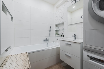 Koupelna  - Pronájem bytu 3+kk v osobním vlastnictví 75 m², Praha 9 - Čakovice