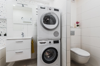 Koupelna  - Pronájem bytu 3+kk v osobním vlastnictví 75 m², Praha 9 - Čakovice