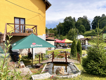 Pohled z horní části zahrady - Prodej domu 510 m², Jindřichovice
