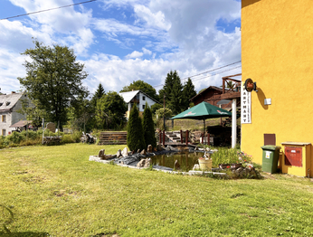 Pohled na zahradu s jezírkem - Prodej domu 510 m², Jindřichovice