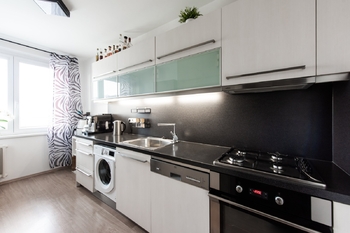 Byt 3+1, po kompletní nadstandardní rekonstrukci, 73 m2+lodžie, Horníkova, Líšeň, Brno - Prodej bytu 3+1 v osobním vlastnictví 77 m², Brno