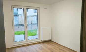 Vstup na terasu a předzahrádku z ložnice - Pronájem bytu 2+kk v osobním vlastnictví 83 m², Brandýs nad Labem-Stará Boleslav