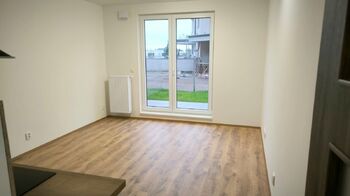 Vstup na terasu a předzahrádku z obývací místnosti - Pronájem bytu 2+kk v osobním vlastnictví 83 m², Brandýs nad Labem-Stará Boleslav