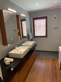 Pronájem domu 220 m², Ohrobec