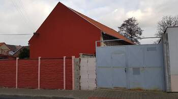 Vjezd z ulice Kozinova - Prodej skladovacích prostor 153 m², Kladno