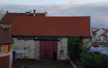 Pohled ze sousedního pozemku - Prodej domu 153 m², Kladno 