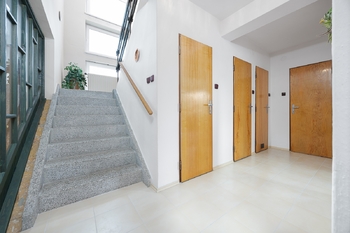 Chodba v přízemí a schody do patra - Prodej domu 182 m², Kutná Hora