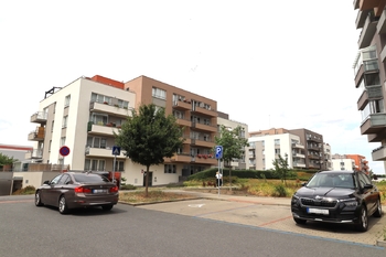 Venkovní pohled na dům - Pronájem bytu 1+kk v osobním vlastnictví 35 m², Praha 9 - Letňany