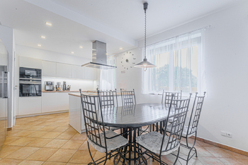 Prodej domu 306 m², Zlatníky-Hodkovice