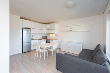 obývací pokoj s kk - Prodej bytu 2+kk v osobním vlastnictví 56 m², Praha 9 - Vysočany