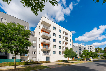 Pohled na dům - Prodej bytu 2+kk v osobním vlastnictví 56 m², Praha 9 - Vysočany 