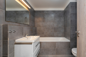 Koupelna s vanou - Prodej bytu 2+kk v osobním vlastnictví 56 m², Praha 9 - Vysočany