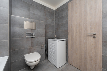 Koupelna s WC - Prodej bytu 2+kk v osobním vlastnictví 56 m², Praha 9 - Vysočany