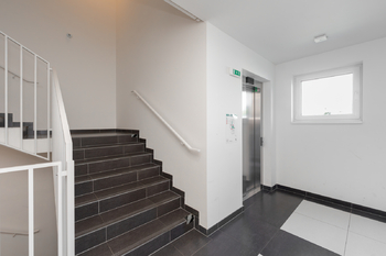 Vnitřní chodba s výtahem - Prodej bytu 2+kk v osobním vlastnictví 56 m², Praha 9 - Vysočany