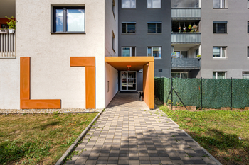 vstup do domu - Prodej bytu 2+kk v osobním vlastnictví 56 m², Praha 9 - Vysočany