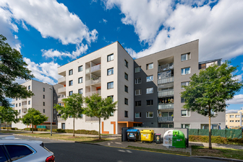 Pohled na dům - Prodej bytu 2+kk v osobním vlastnictví 56 m², Praha 9 - Vysočany