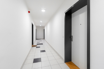 chodba před bytem - Prodej bytu 2+kk v osobním vlastnictví 56 m², Praha 9 - Vysočany