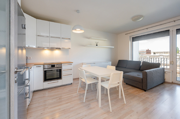jídelna s obývacím pokojem - Prodej bytu 2+kk v osobním vlastnictví 56 m², Praha 9 - Vysočany
