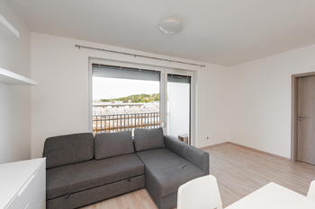 pohled na lodžii - Prodej bytu 2+kk v osobním vlastnictví 56 m², Praha 9 - Vysočany
