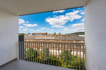 lodžie - Prodej bytu 2+kk v osobním vlastnictví 56 m², Praha 9 - Vysočany