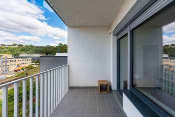 lodžie - Prodej bytu 2+kk v osobním vlastnictví 56 m², Praha 9 - Vysočany