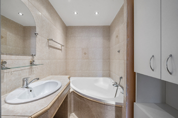 Koupelna - Prodej bytu 4+1 v osobním vlastnictví 94 m², Hradec Králové