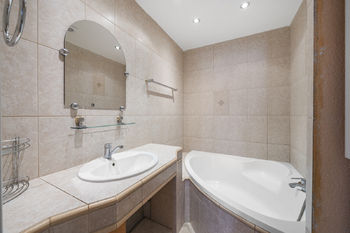 Koupelna - Prodej bytu 4+1 v osobním vlastnictví 94 m², Hradec Králové