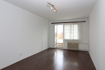 obývací pokoj 22 m2 s lodžií 3 m2 - Pronájem bytu 3+1 v osobním vlastnictví 74 m², Praha 10 - Záběhlice
