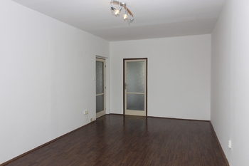 obývací pokoj 22 m2 s lodžií 3 m2 - Pronájem bytu 3+1 v osobním vlastnictví 74 m², Praha 10 - Záběhlice