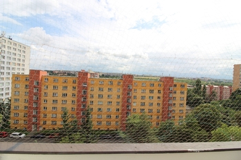 výhled z lodžie - Pronájem bytu 3+1 v osobním vlastnictví 74 m², Praha 10 - Záběhlice