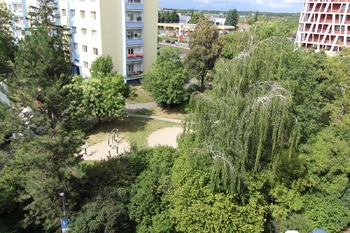 výhled z kuchyňe - Pronájem bytu 3+1 v osobním vlastnictví 74 m², Praha 10 - Záběhlice