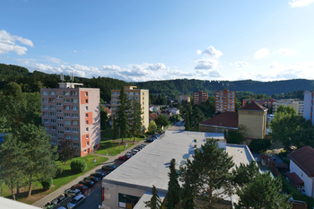 Výhled z lodžie - Prodej bytu 3+1 v osobním vlastnictví 62 m², Sázava