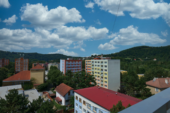 Výhled z lodžie - Prodej bytu 3+1 v osobním vlastnictví 62 m², Sázava