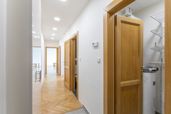 Spojovací chodba - Pronájem bytu 4+kk v osobním vlastnictví 188 m², Praha 5 - Smíchov