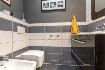 Samostatná toaleta - Pronájem bytu 4+kk v osobním vlastnictví 188 m², Praha 5 - Smíchov