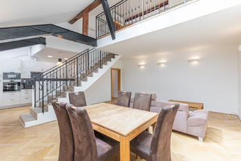 Obývací pokoj - Pronájem bytu 4+kk v osobním vlastnictví 188 m², Praha 5 - Smíchov 