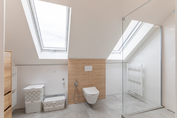 Koupelna ložnice I - Pronájem bytu 4+kk v osobním vlastnictví 188 m², Praha 5 - Smíchov