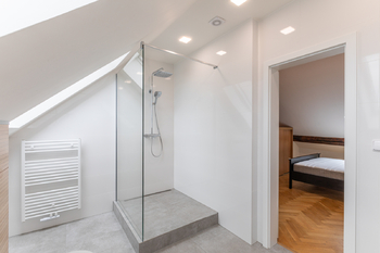 Koupelna ložnice I - Pronájem bytu 4+kk v osobním vlastnictví 188 m², Praha 5 - Smíchov