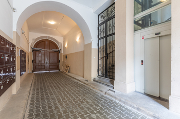 Vjezd do domu a výtah - Pronájem bytu 4+kk v osobním vlastnictví 188 m², Praha 5 - Smíchov