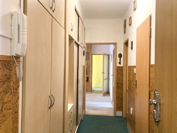 Vstupní chodba s úložným prostorem - Prodej bytu 3+1 v osobním vlastnictví 66 m², Semily