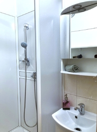 Koupelna se sprchovým koutem - Prodej bytu 3+1 v osobním vlastnictví 66 m², Semily