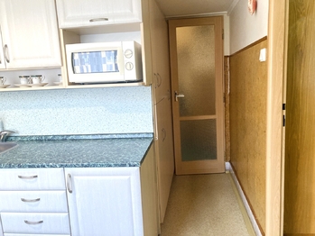 Úložný prostor v kuchyni - Prodej bytu 3+1 v osobním vlastnictví 66 m², Semily