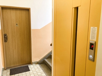 Společná chodba - Prodej bytu 3+1 v osobním vlastnictví 66 m², Semily
