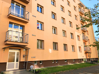 Vchod - Prodej bytu 3+1 v osobním vlastnictví 66 m², Semily