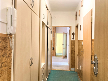 Chodba s úložným prostorem - Prodej bytu 3+1 v osobním vlastnictví 66 m², Semily
