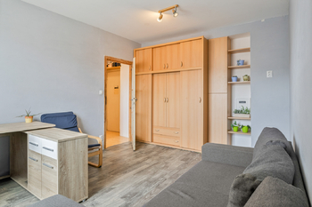 pokoj - Prodej bytu 2+kk v osobním vlastnictví 49 m², Beroun